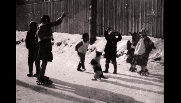 冬場に外で遊ぶ子供達