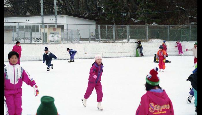 八戸市立小中野小学校スケート大会のようす