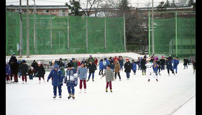 八戸市立小中野小学校スケート大会のようす