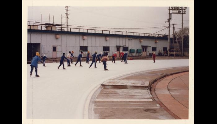 八戸市立桔梗野小学校のスケート教室のようす