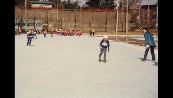 スケートを楽しむ八戸市立桔梗野小学校の児童たち