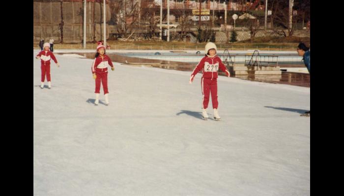 スケートを楽しむ八戸市立桔梗野小学校の児童たち