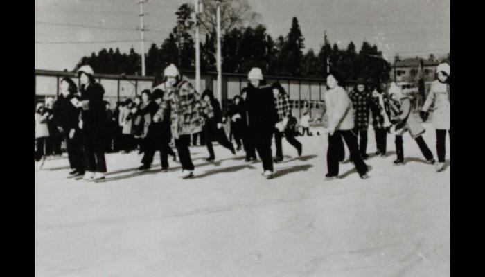 昭和52年の頃に行われた校内スケート大会のようす