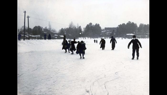 青森県立八戸高等女学校　第1回氷上運動会のようす