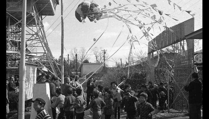 昭和41年　八戸市児童遊園地開園式　入場門から駆け込む子供たち