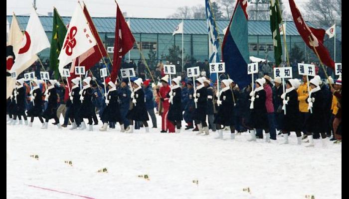 第32回国民体育大会冬季大会スケート競技会　閉会式で整列する各県選手団