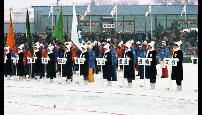 第32回国民体育大会冬季大会スケート競技会　閉会式で整列する各県選手団