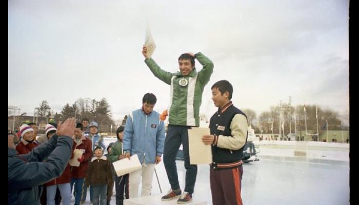 第32回国民体育大会冬季大会スケート競技会　表彰台で賞状を高々と掲げる青森県代表選手