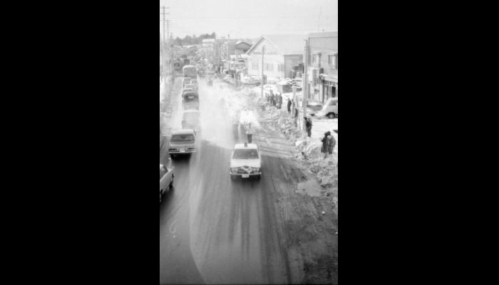 昭和46年札幌オリンピック聖火リレー　聖火ランナーと沿道で見守る人々