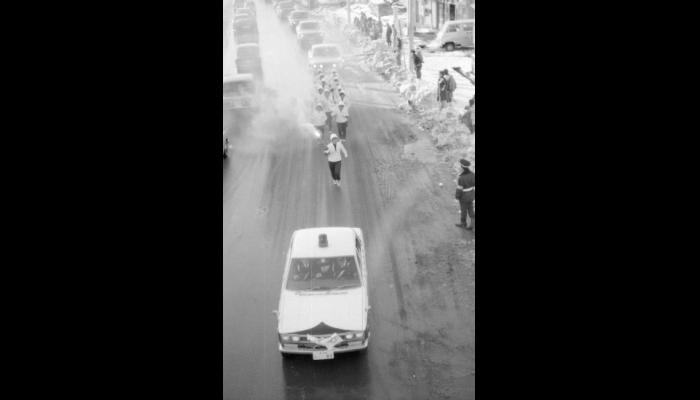 昭和46年札幌オリンピック聖火リレー　聖火ランナーと沿道で見守る人々
