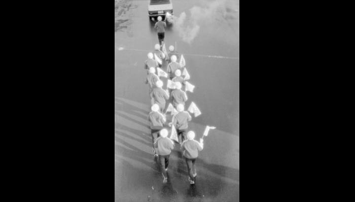 昭和46年札幌オリンピック聖火リレー　聖火ランナーと伴走者たち