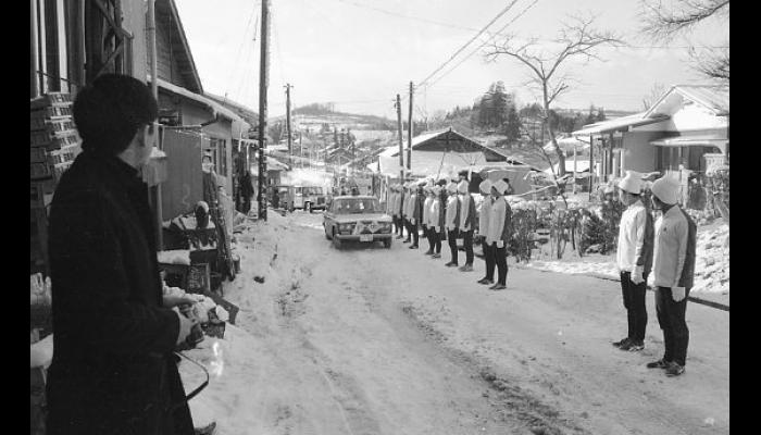 昭和46年札幌オリンピック聖火リレー　沿道で聖火をまつ人々