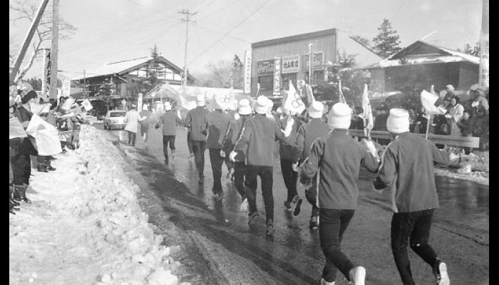 昭和46年札幌オリンピック聖火リレー　オリンピックの旗を持って走る伴走者たち