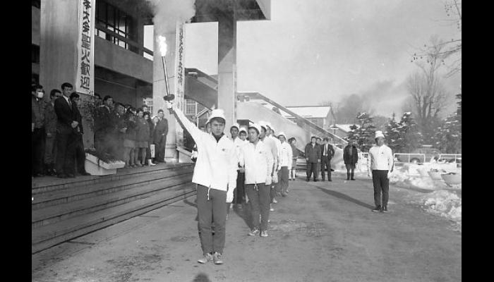 昭和46年札幌オリンピック聖火リレー　八戸市役所前を出発する聖火ランナー