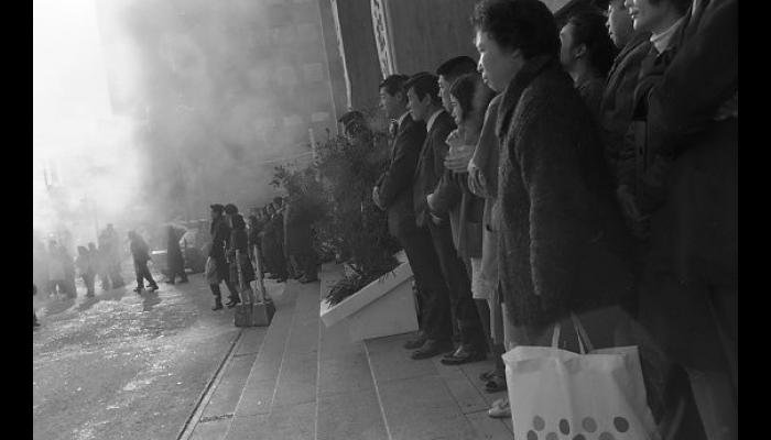 昭和46年札幌オリンピック聖火リレー　八戸市役所前で聖火ランナーを見送る人々