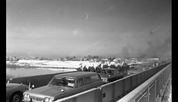 昭和46年札幌オリンピック聖火リレー　橋を渡る聖火ランナー