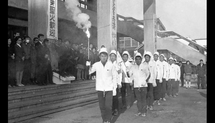 昭和46年札幌オリンピック聖火リレー　八戸市役所前を出発する聖火ランナー