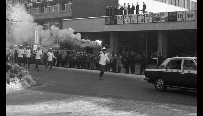 昭和46年札幌オリンピック聖火リレー　八戸消防署前を走る聖火ランナー