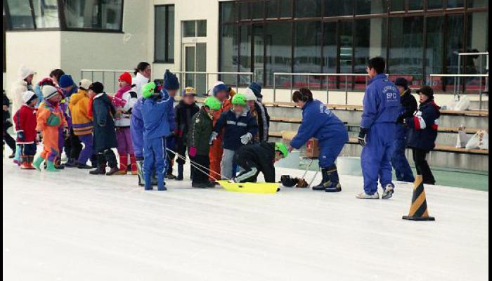 第1回氷上フェスチバル(平成14年)
氷上でのそりリレー　1