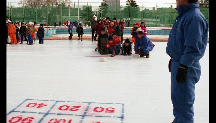 第1回氷上フェスチバル(平成14年)
氷上でゲームを楽しむ子供達　1