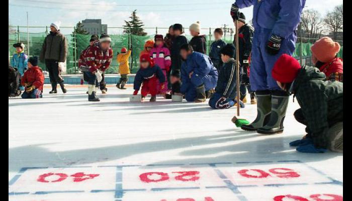 第1回氷上フェスチバル(平成14年)
氷上でゲームを楽しむ子供達　3