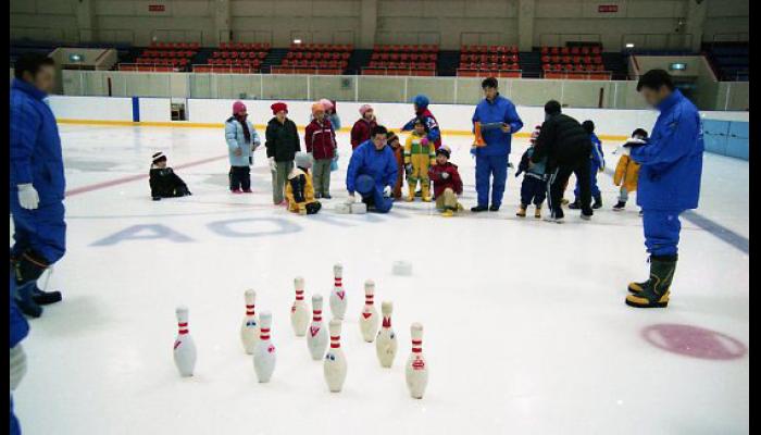 第2回氷上フェスチバル(平成15年)
氷上でのボーリング遊び　1
