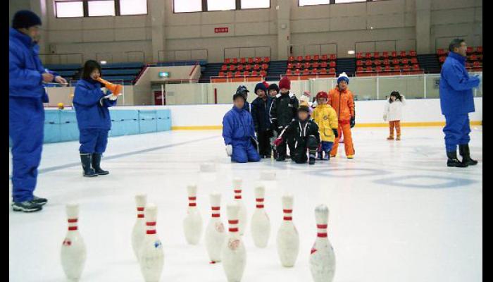 第2回氷上フェスチバル(平成15年)
氷上でのボーリング遊び　2
