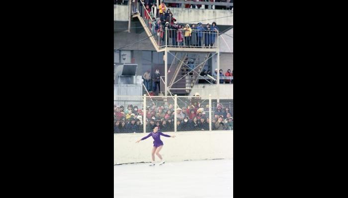 第32回国民体育大会冬季大会スケート競技会　女子フリーの演技を見つめる観客たち