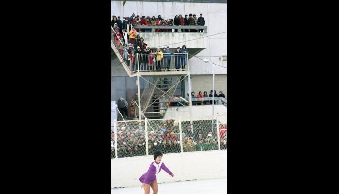 第32回国民体育大会冬季大会スケート競技会　女子フリーの演技を見つめる観客たち