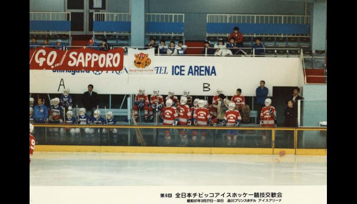 第6回全日本チビッコアイスホッケー競技交歓会　ベンチで試合を見つめる選手たち