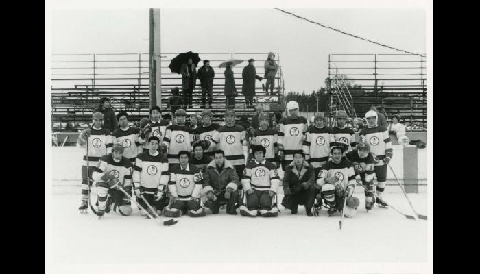 氷上での記念撮影をするアイスホッケー選手たち