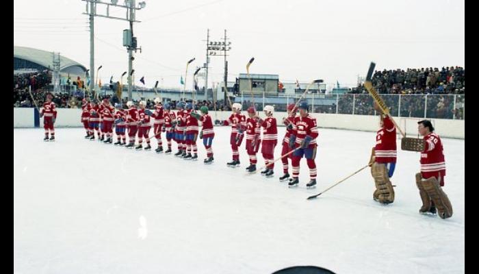 第32回国民体育大会冬季大会スケート競技会　氷上で整列するアイスホッケー選手たち