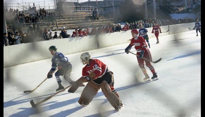 第32回国民体育大会冬季大会スケート競技会　アイスホッケー競技のようす