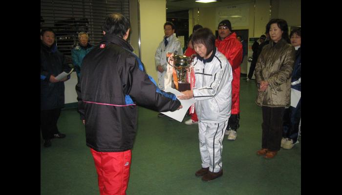 第60回八戸市総合体育大会冬季スケート競技会　開会式　優勝杯返還