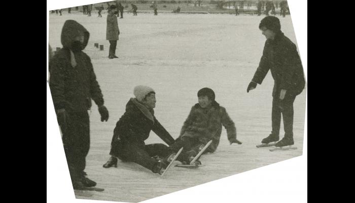 子供たちがスケートを楽しむようす
～八戸市立第一中学校　1967年卒業アルバムより～