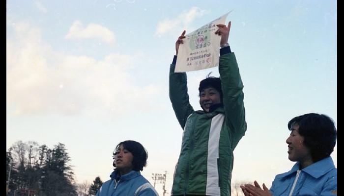 第32回国民体育大会冬季大会スケート競技会　表彰台で賞状を高々と掲げる青森県代表選手
