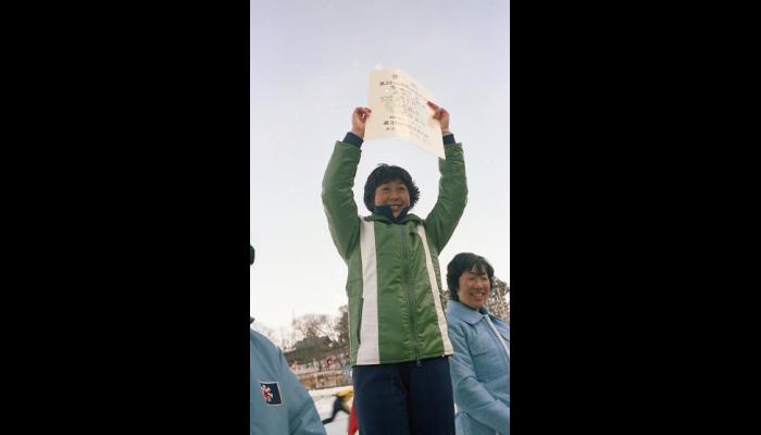 第32回国民体育大会冬季大会スケート競技会　賞状を手に喜ぶ青森県代表選手