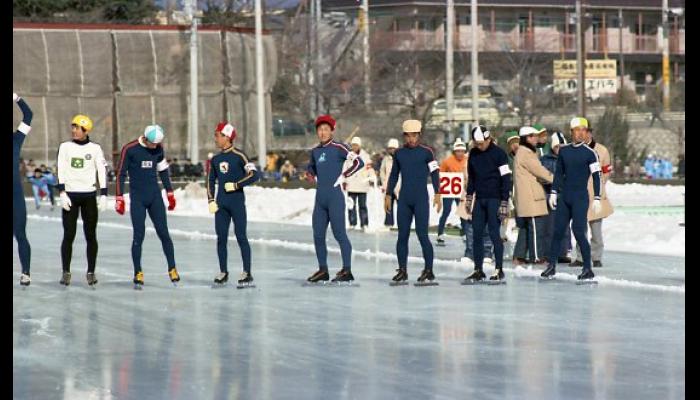 第32回国民体育大会冬季大会スケート競技会　スタートを待つ選手たち