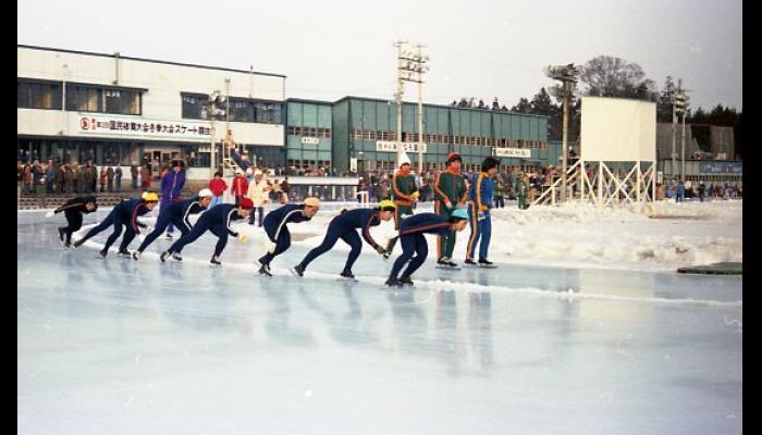 第32回国民体育大会冬季大会スケート競技会　女子スピードスケート競技のようす