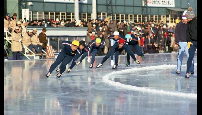 第32回国民体育大会冬季大会スケート競技会　男子スピードスケート競技のようす