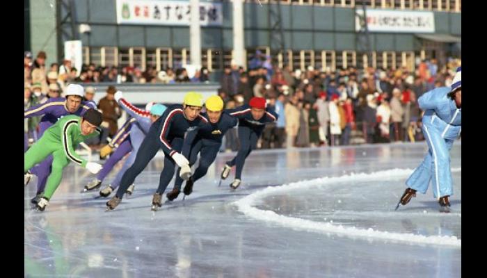 第32回国民体育大会冬季大会スケート競技会　男子スピードスケート競技のようす
