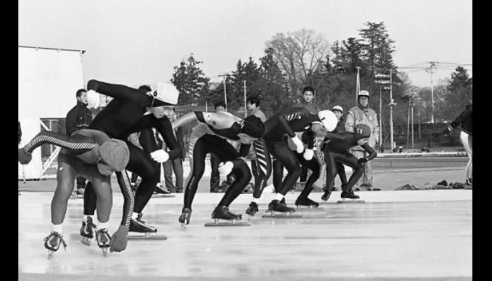 第39回青森県中学校体育大会冬季スケート競技会　スタートを待つ選手たち