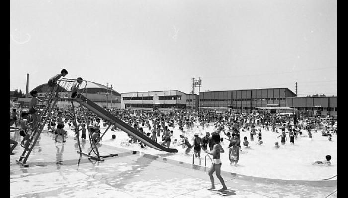 昭和53年　八戸市民プールのようす